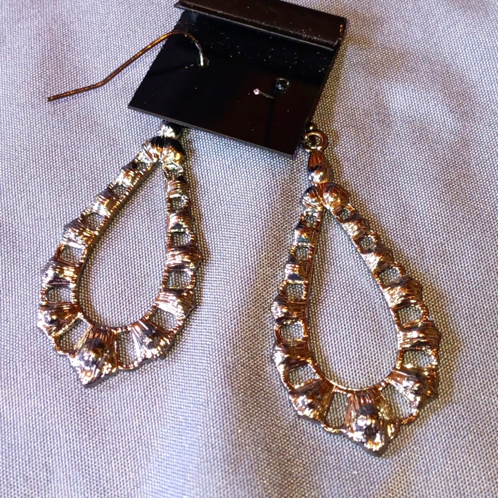Dangle Earrings - Picture 3 of 4